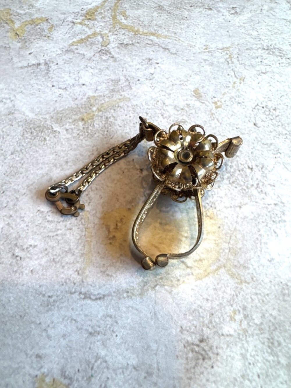 Antique Vintage Gold-Tone Filigree Floral Clip Glove Holder Scarf Clip